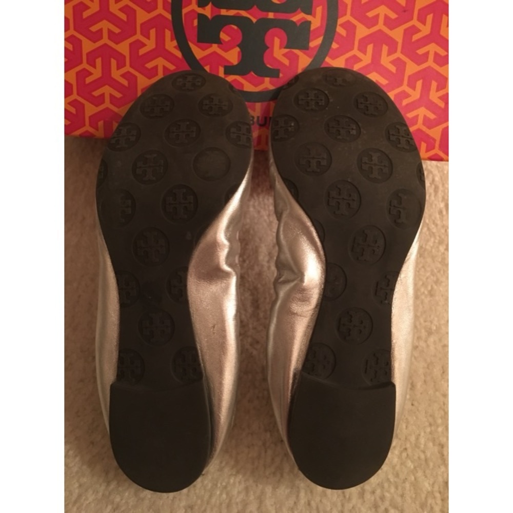 Tory Burch Metallic Flats. 6.5. Silver. - Picture 4 of 6